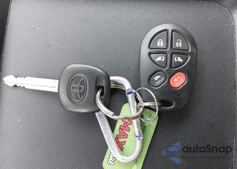 2011 Toyota Sienna Xle V6 z USA, uszkodzony, nr VIN 5TDYK3DC4BS068949